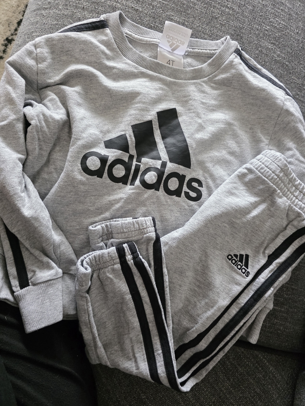 adidas Kids Gray Sweatpants with Black Stripes 4 Ans